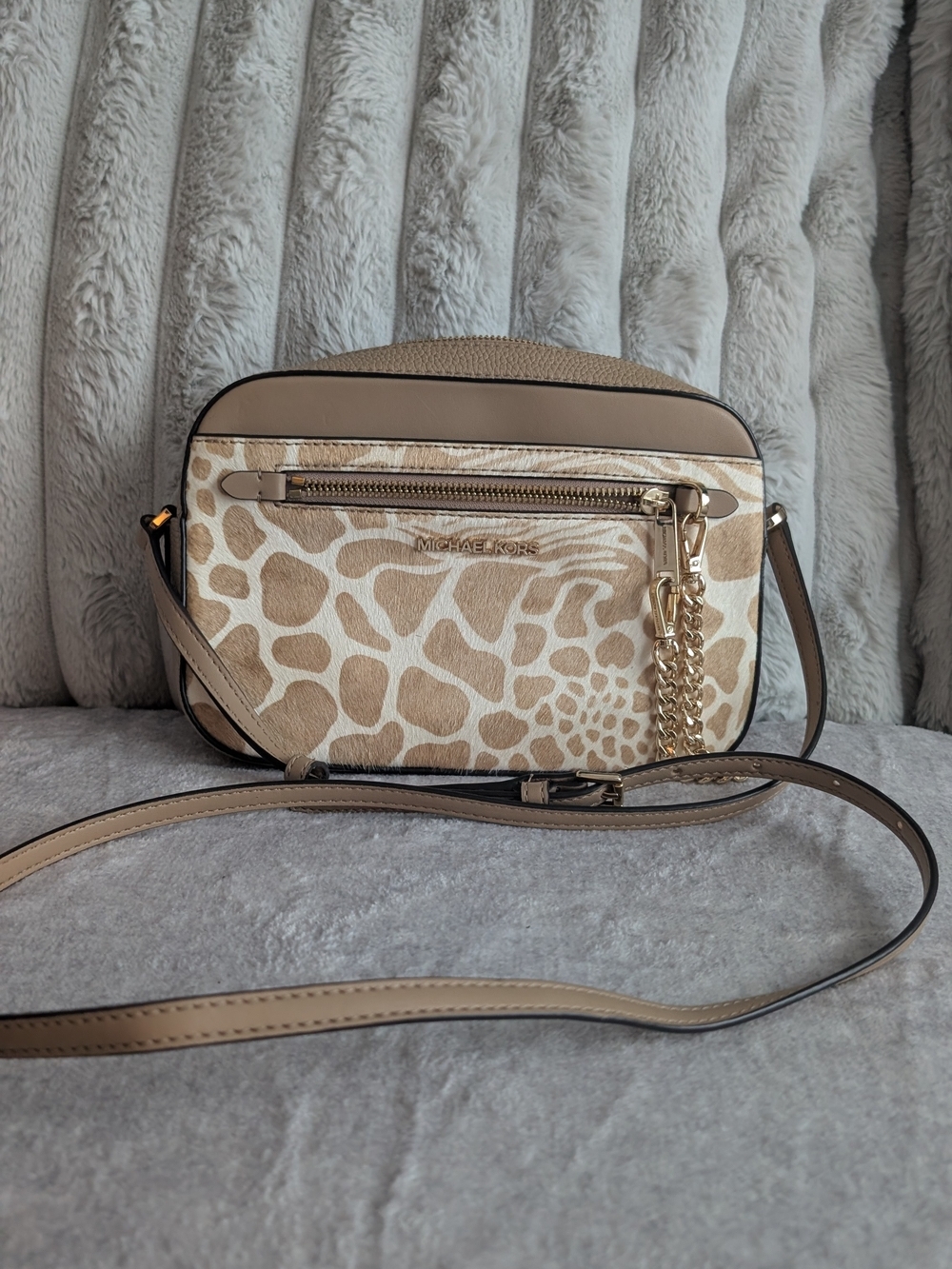 Michael Kors Beige Giraffe-Print Crossbody with Gold Chain Detail - Picture 7 of 12